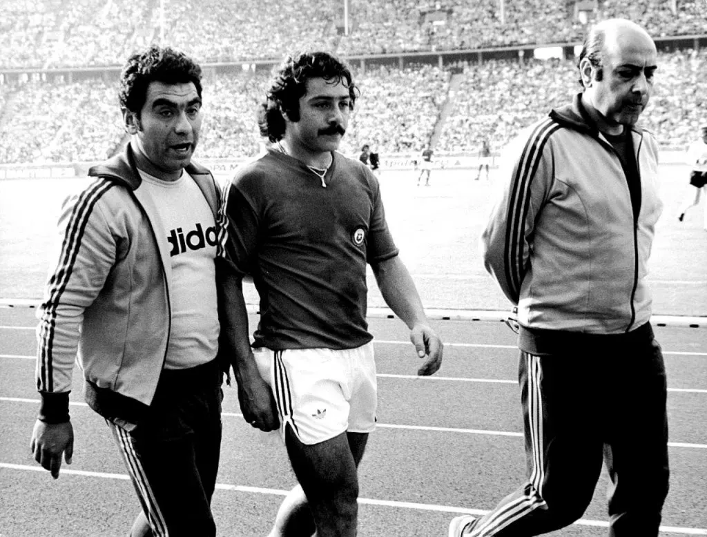 Carlos Caszely, expulsado en duelo ante la Alemania de Beckenbauer en 1974 (Getty Images)