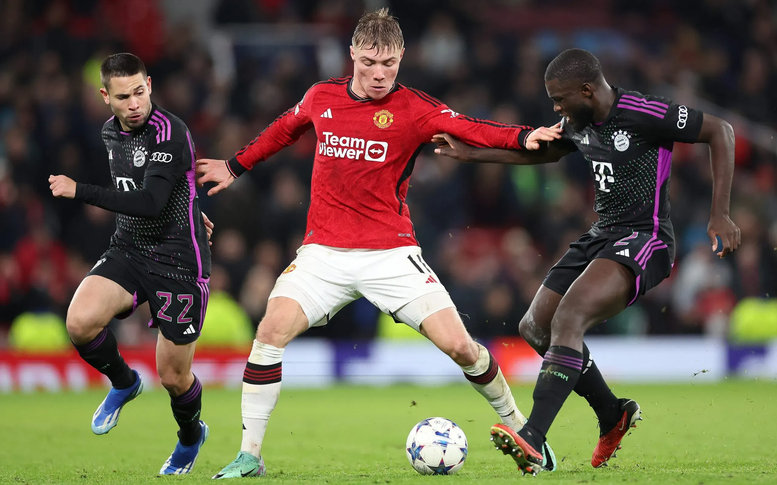 Rasmus Hojlund en el duelo del Manchester United vs. Bayer Múnich. 12/12/2023.