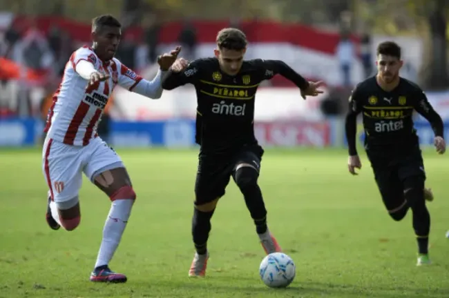 Marcos Montiel en acción con la camiseta de River Plate. También jugó por Villa Teresa, cuadro dueño de su pase. (Getty Images).