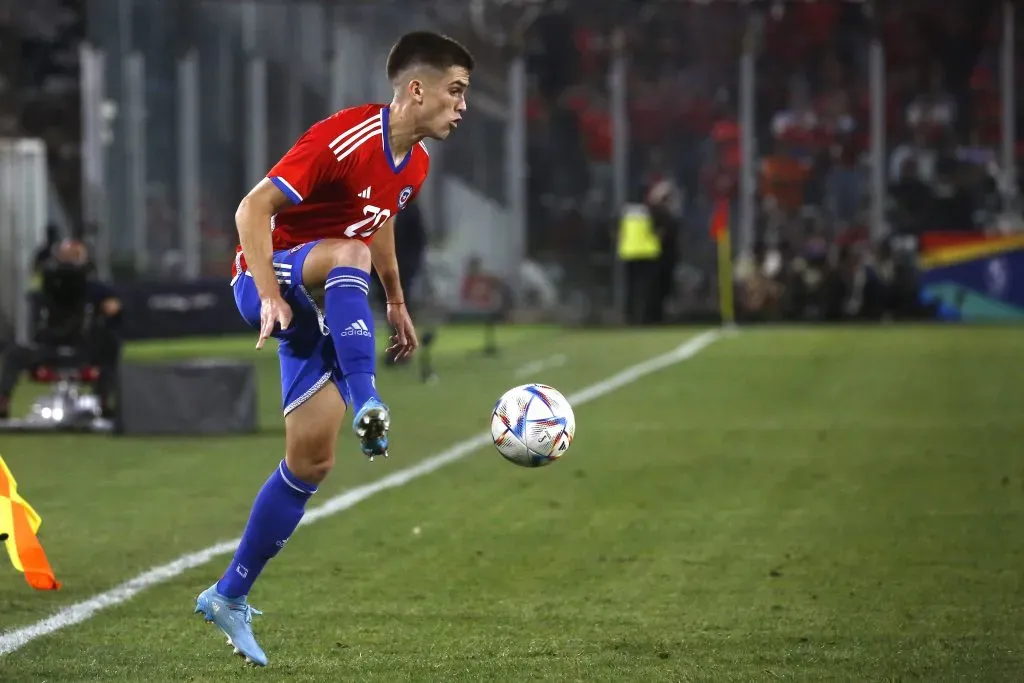 Guillermo Soto defiende a la Roja en un amistoso ante Paraguay en el Estadio Monumental. | Foto: Jonnathan Oyarzun / Photosport