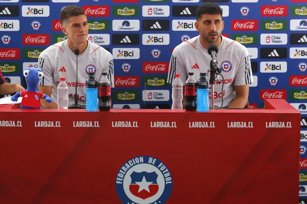 Guillermo Soto y Guillermo Maripán, dos formados en Universidad Católica, en conferencia de prensa con la Roja. | Foto: Marcelo Hernandez / Photosport