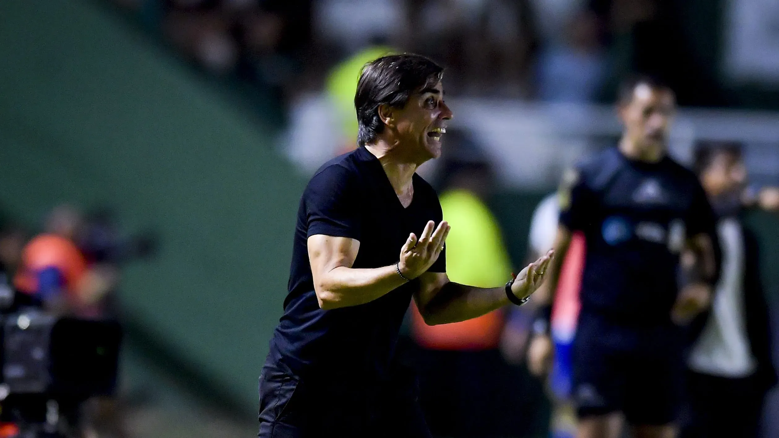 Javier Sanguinetti dirigiendo a Banfield contra Boca Juniors en 2023