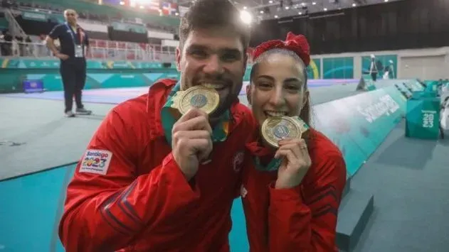 Rodrigo Rojas y Valentina Toro posan felices con sus medallas de oro. | Foto: Photosport