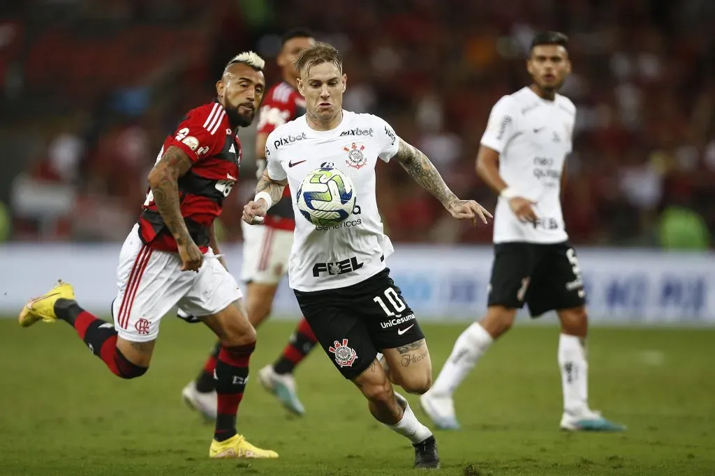 Arturo Vidal en acción por el Flamengo, donde ganó la Copa Libertadores y la Copa de Brasil. (Wagner Meier/Getty Images).
