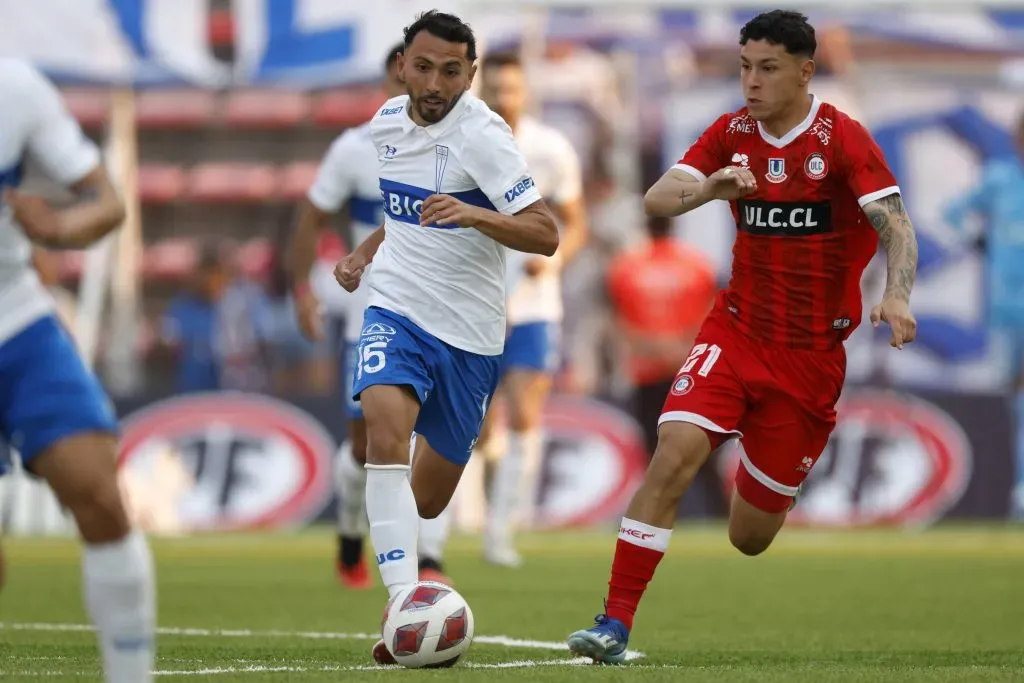 César Pérez perseguido por Cristián Cuevas. ¿Serán compañeros en Universidad Católica? (Andrés Piña/Photosport).