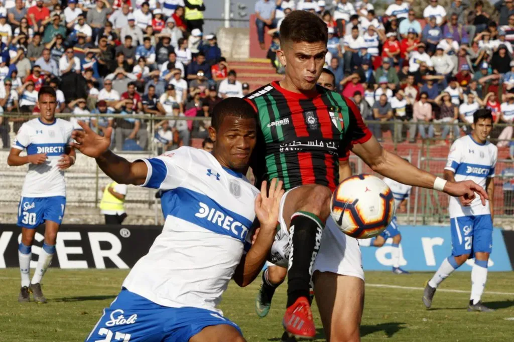 Guillermo Soto en acción por Palestino: disputa un balón ante César Munder, también formado en Universidad Católica. (Ramon MonroyPhotosport).