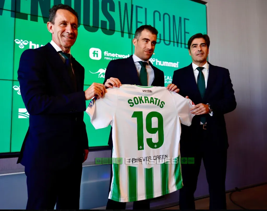 Ramón Planes presenta a Sokratis, un central griego que llegó como refuerzo al Betis en octubre de 2023 como agente libre. (Betisweb).