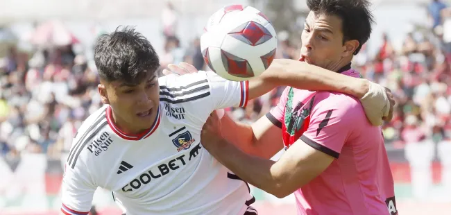 Fernando Meza disputa el balón contra Damián Pizarro de Colo Colo en La Cisterna (Photosport)