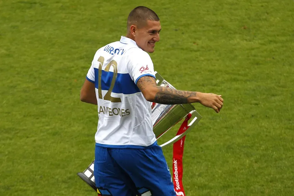 Nicolás Castillo con el título de campeón en la Universidad Católica. (Marcelo Hernandez/Photosport).