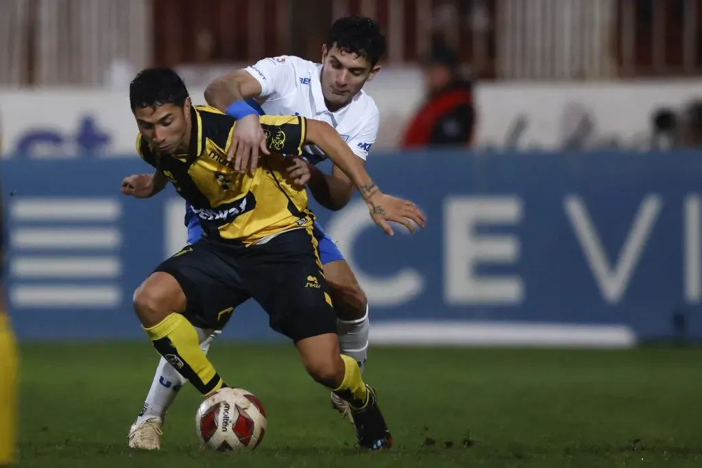 Luciano Cabral (Coquimbo Unido) e Ignacio Saavedra (Universidad Católica), dos jugadores que apuntan a no estar en la llave a partido único de la Copa Sudamericana. (Felipe Zanca/Photosport).