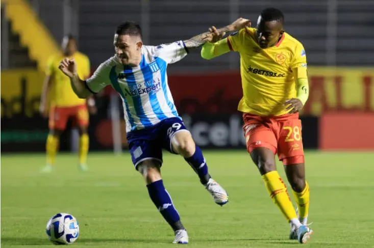 Jhonny Quiñonez en acción por Aucas ante Racing, el acérrimo rival de Independiente. (Getty Images).