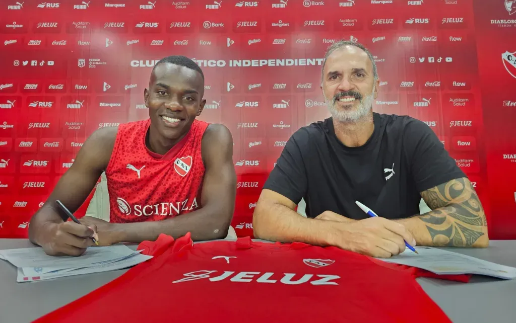 La firma del contrato del ecuatoriano Jhonny Quiñonez, quien quedó ligado al Rojo hasta 2026. (Club Atlético Independiente).