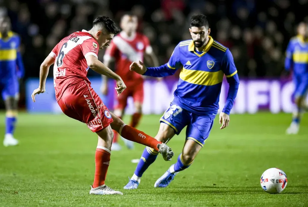 Lucas Villalba en acción por Argentinos Juniors ante Boca. Jorge Almirón lo pretende sumar a Colo Colo. (Marcelo Endelli/Getty Images).