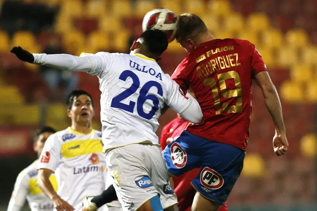 Diego Ulloa disputa con Thomas Rodríguez una pelota aérea en un duelo de Copa Chile entre A.C. Barnechea y la Unión Española. (Javier Salvo/Photosport).