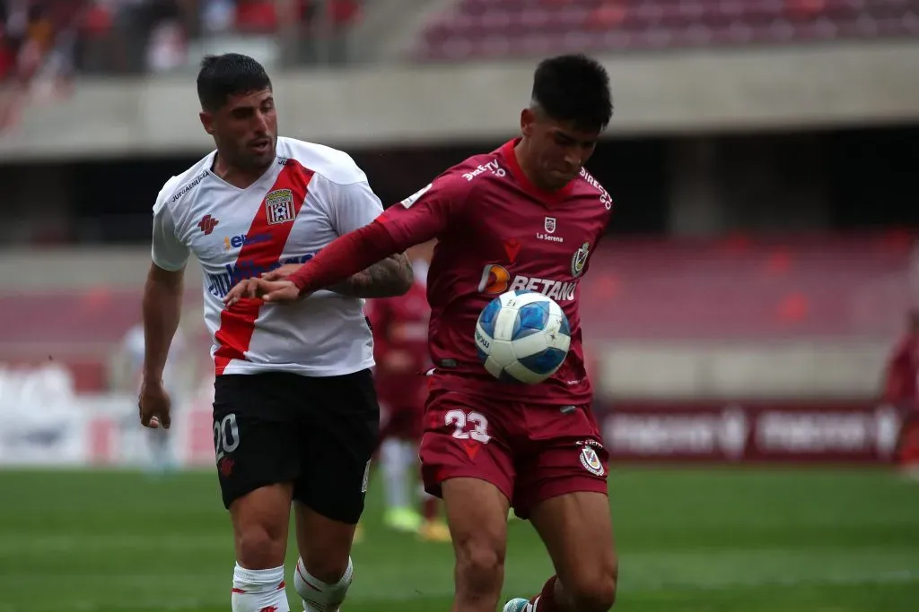 Diego Ulloa en acción por Deportes La Serena, cuadro con el que descendió a Primera B en 2022. (Hernán Contreras/Photosport).