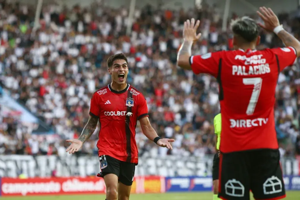 Erick Wiemberg corre a celebrar junto con Carlos Palacios un gol de Colo Colo en la final de la Copa Chile ante Magallanes.  (Alex Díaz/Photosport)