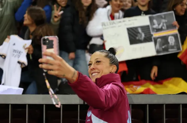 Jenni Hermoso se deja querer por el público español | Getty Images