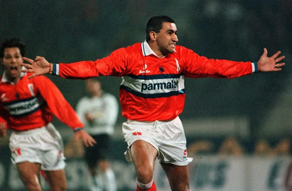 Alberto Acosta jugó para la UC en 1994, 1995 y 1997, donde fue campeón del Apertura (Archivo)