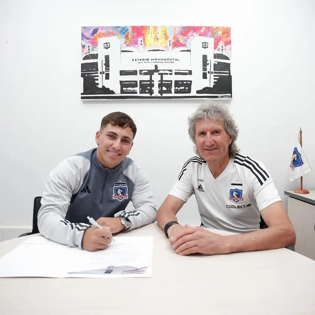 Otra imagen de la firma del primer contrato profesional de Enzo Riquelme. (Foto: Comunicaciones Colo Colo).