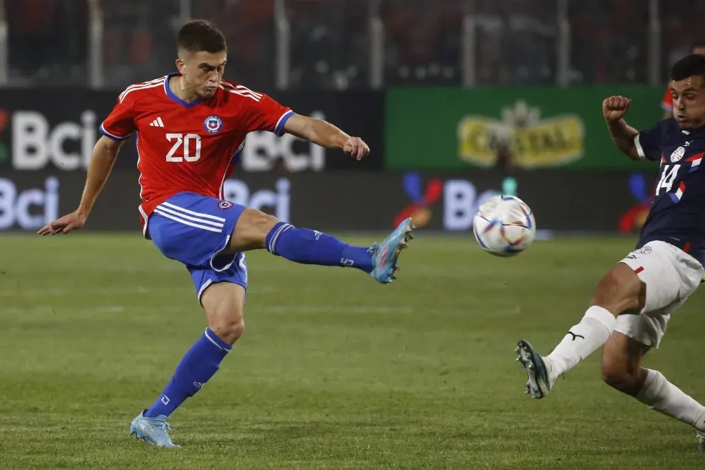 Guillermo Soto en acción por la Roja ante Paraguay en un amistoso disputado en marzo de 2023. (Jonnathan Oyarzun/Photosport)