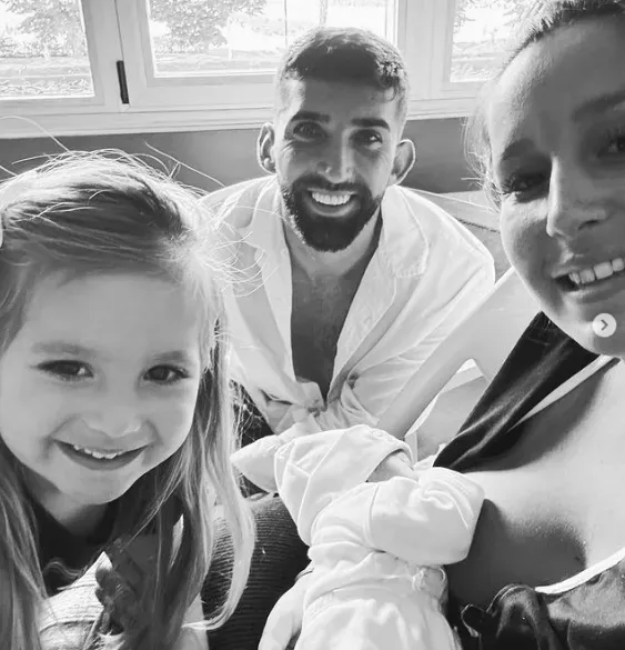 Emiliano Amor y su familia celebraron la llegada de Vito. Foto: Instagram.