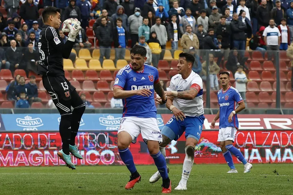 Cristopher Toselli en acción durante el último Clásico Universitario. (Dragomir Yankovic/Photosport).