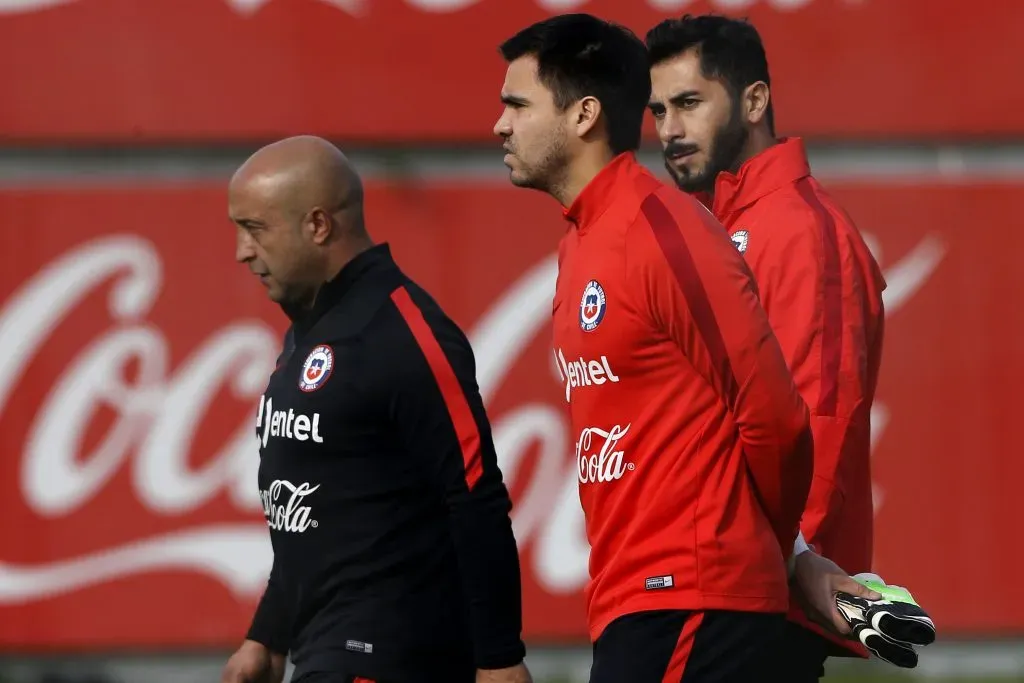 Toselli y Johnny Herrera junto a José Ovalle, el preparador de arqueros que tuvo Juan Antonio Pizzi en la Roja. Hoy trabaja en Santiago Morning. (Andrés Piña/Photosport).