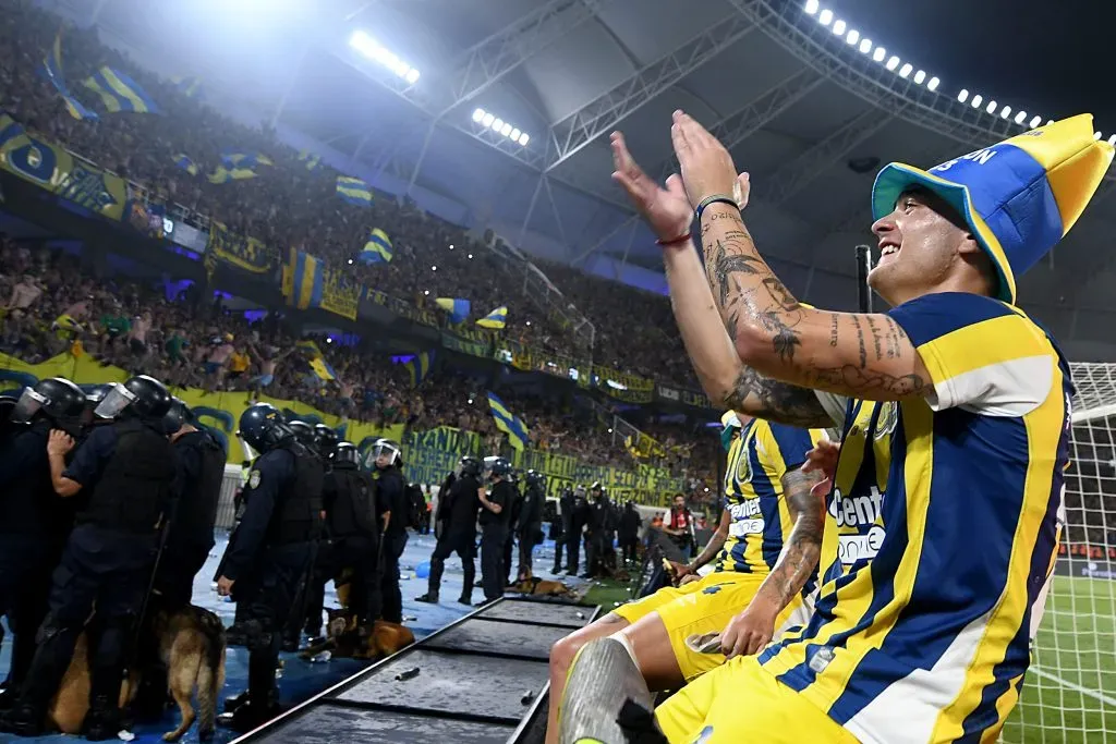 Luca Martínez Dupuy festeja el título de Rosario Central en la Copa de la Liga de Argentina. (Joaquín Camiletti/Getty Images).