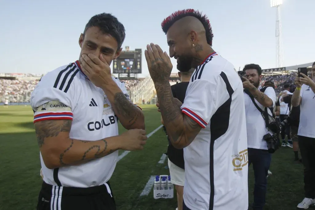 Jorge Valdivia y Arturo Vidal comparten en la despedida de Esteban Paredes. | Foto: Jonnathan Oyarzun / Photosport
