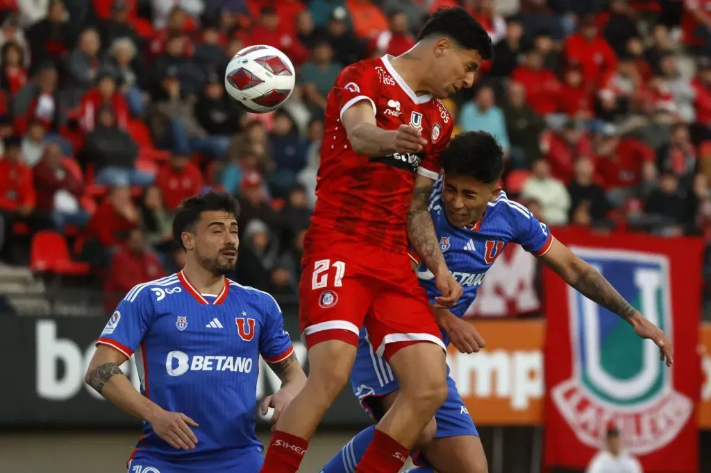 El DT de la U parece haberse olvidado de César Pérez como incorporación para 2024. (Andrés Piña/Photosport).