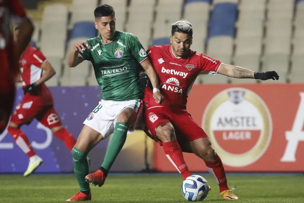 Matías Sepúlveda lucha un balón con Lorenzo Reyes. El Tucu quedó libre de Audax Italiano. (Marco Vasquez/Photosport).