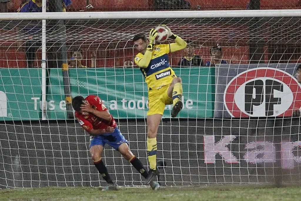 Franco Torgnascioli en acción ante Unión Española, que pronto será su nuevo equipo con todas las de la ley. (Dragomir Yankovic/Photosport).