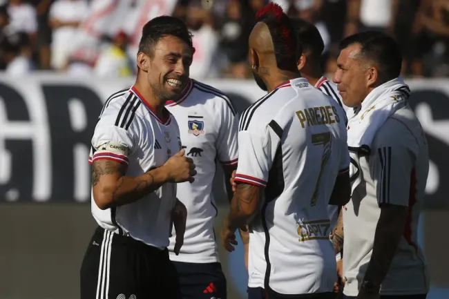 Jorge Valdivia y Arturo Vidal compartieron en la despedida de Esteban Paredes. (Jonnathan Oyarzún/Photosport).