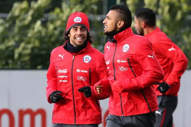 Jorge Valdivia y Arturo Vidal en una práctica de la Roja en 2015. (Andrés Piña/Photosport).