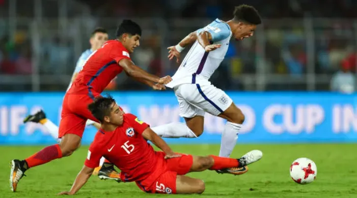 Antonio Díaz y Sebastián Valencia (15) intentan quitarle el balón a Jadon Sancho en el Mundial Sub 17. El atacante inglés fue confirmado como refuerzo del Borussia Dortmund hace poco. (Getty Images).
