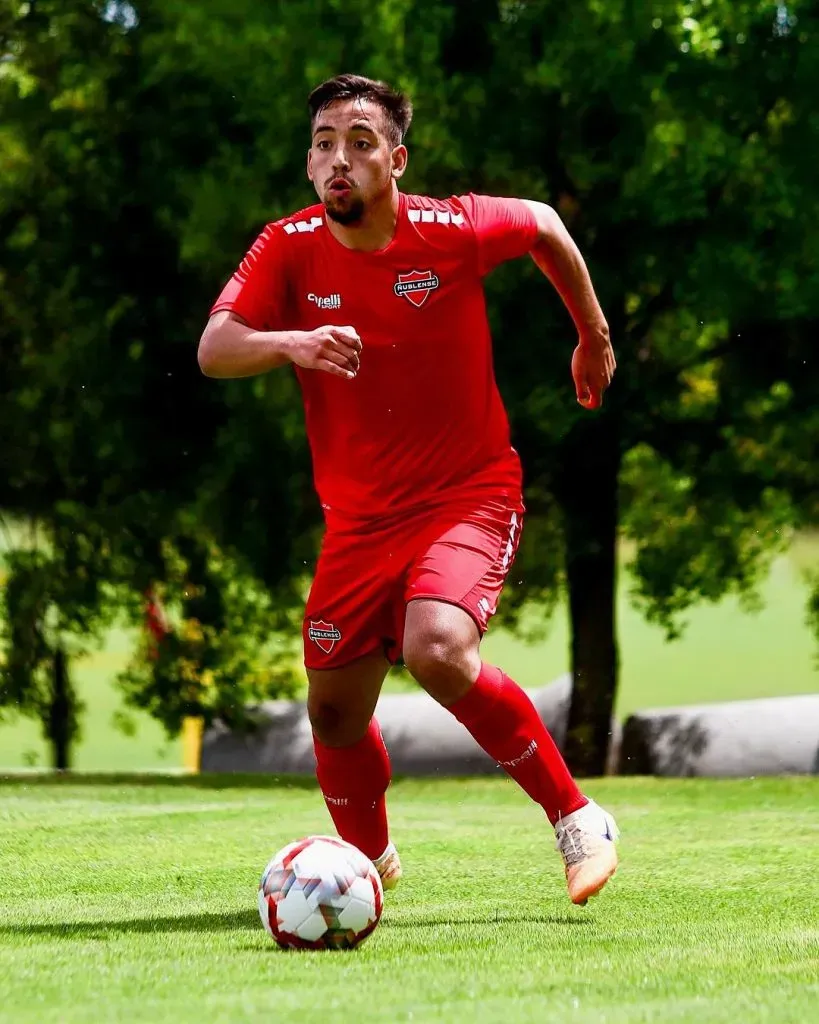 Sebastián Valencia en acción durante el amistoso que Ñublense le ganó por goleada a Fernández Vial. (Foto: Ñublense SADP).