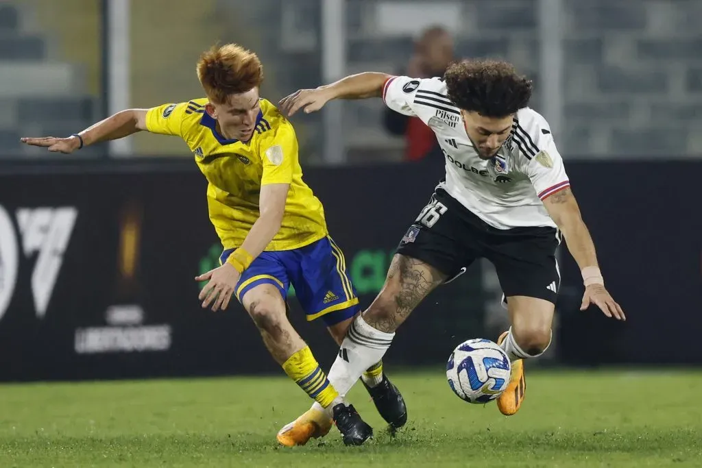 Maximiliano Falcón lucha un balón con Valentín Barco en el duelo que Boca le ganó a Colo Colo en el Monumental. (Felipe Zanca/Photosport).