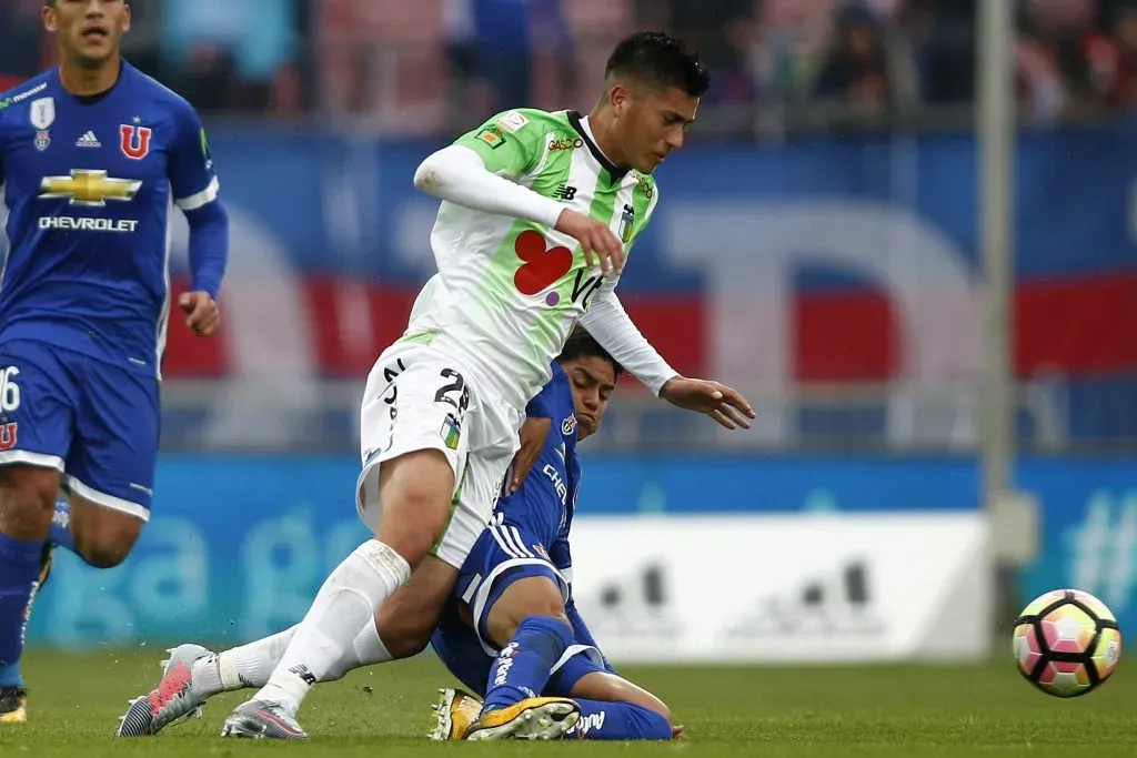 Matías Sepúlveda en acción aquel 9 de septiembre de 2017 en el Estadio Nacional: anotó dos golazos a la U. (Felipe Zanca/Photosport).
