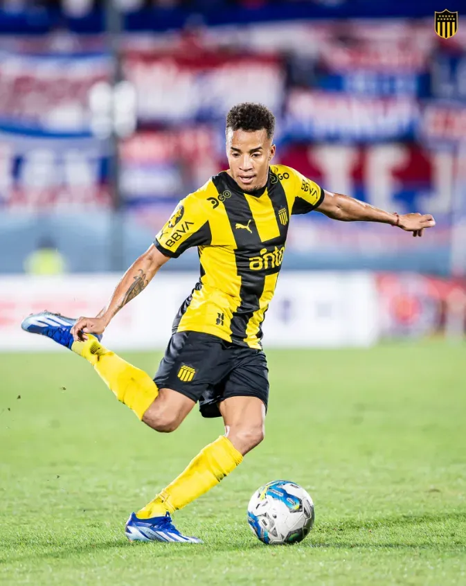 Byron Castillo en acción por Peñarol ante Nacional de Montevideo. (Foto: @OficialCAP).