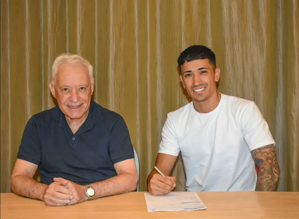 El presidente de Racing Club, Víctor Blanco, acompaña a Santiago Solari en la firma del contrato. (Foto: Racing Club).