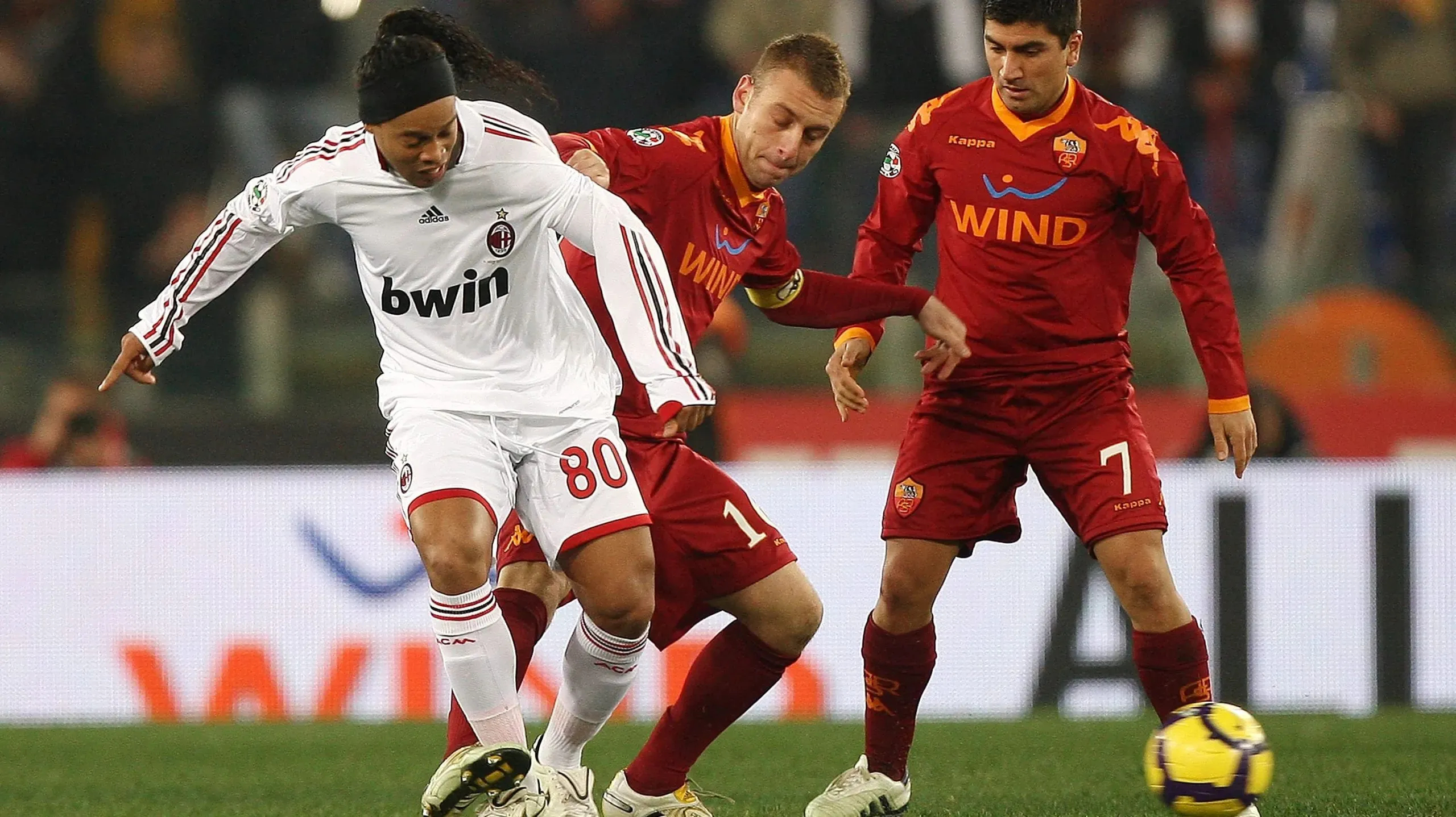 Daniele De Rossi compartiendo cancha con Pizarro frente al Milan de Ronaldinho (Getty Images)