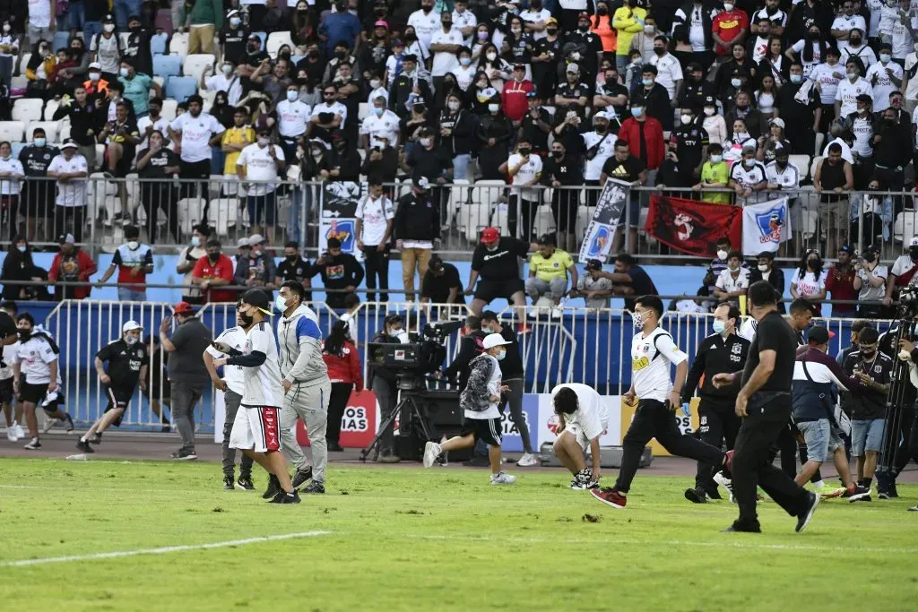 Hinchas de Colo Colo invadieron la cancha de Deportes Antofagasta y los Pumas pagarán una histórica y millonaria multa por eso. | Foto: Pedro Tapia / Photosport
