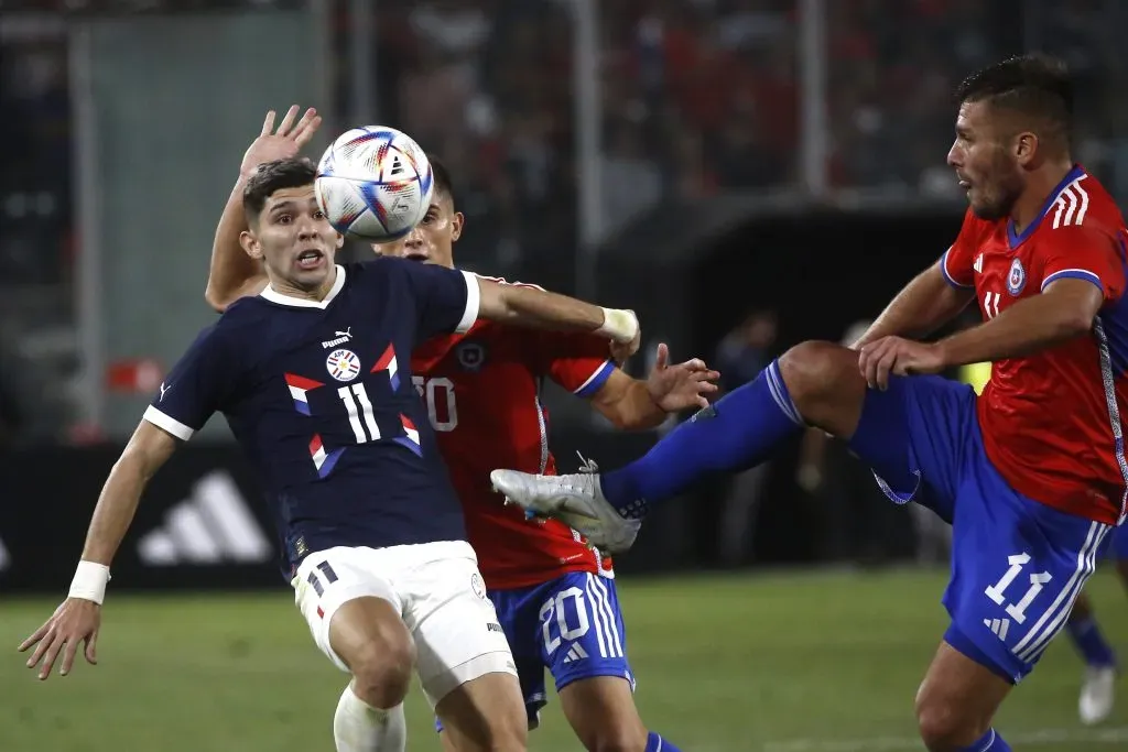 Diego Rubio defiende a la Roja en un amistoso ante Paraguay. | Foto: Jonnathan Oyarzun / Photosport