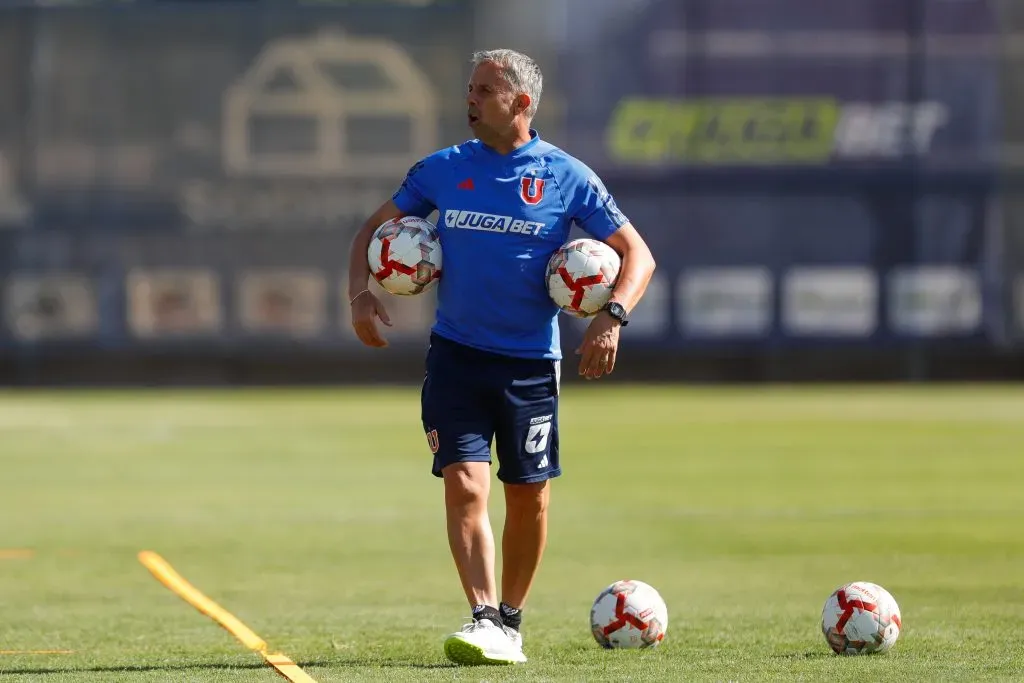 Gustavo Álvarez toma la pelota para hacer sus cambios. Foto: U. de Chile
