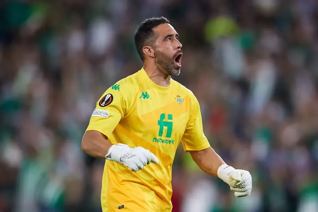 Claudio Bravo tiene contrato con el Betis hasta el 30 de junio de 2024. | Foto: Fran Santiago / Getty Images