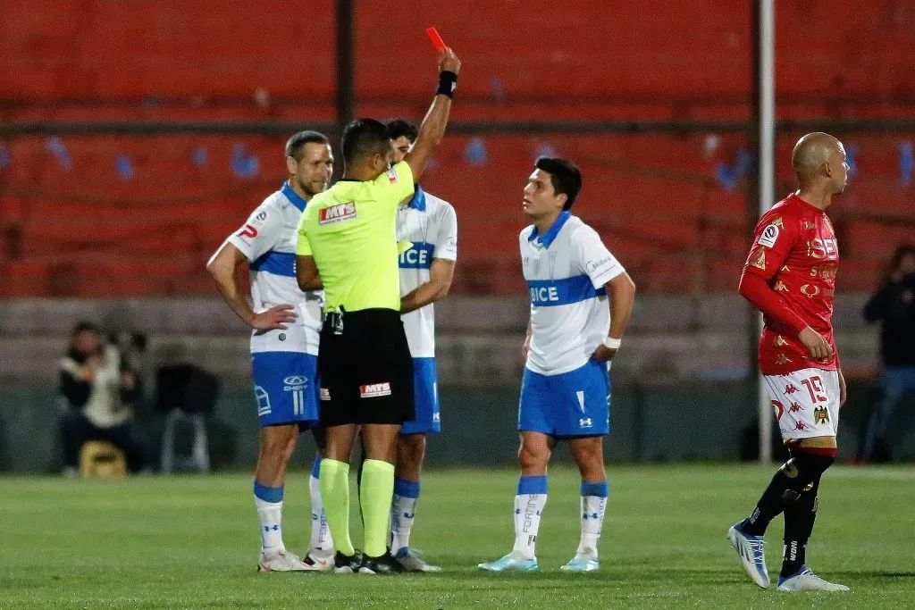 Aued intenta convencer al juez de que la expulsión a Raimundo Rebolledo fue exagerada. Fue en el Campeonato Nacional 2022. (Jonnathan Oyarzun/Photosport).