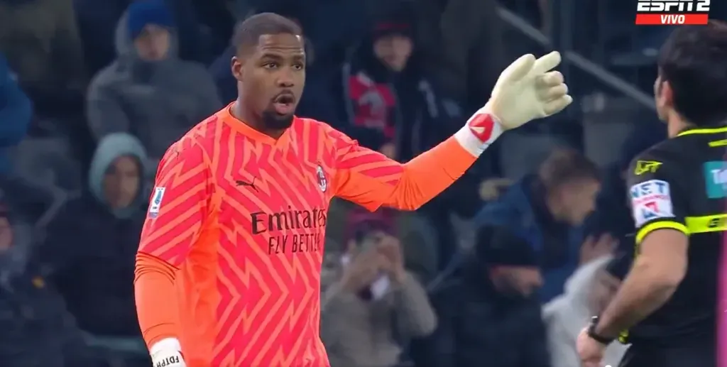 Maignan le avisa al árbitro de los cantos racistas. (Captura ESPN).