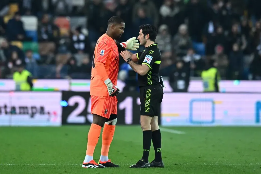 Una conversación de Mike Maignan con Daniele Doveri. (Alessandro Sabattini/Getty Images).
