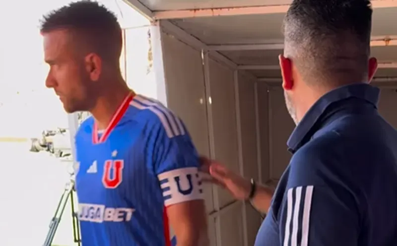 Matías Zaldivia rumbo a la cancha del estadio Santa Laura. (Captura Universidad de Chile).