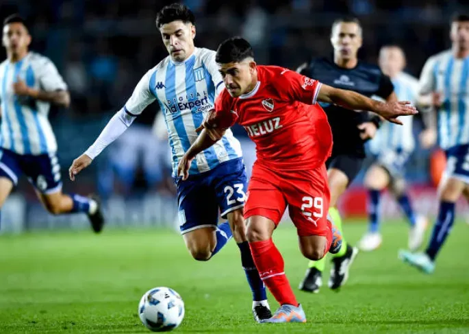 Braian Martínez en acción ante Racing Club. Anotó un gol en el último clásico de Avellaneda y negocia para llegar a Colo Colo. (Getty Images).